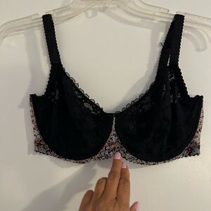 MOI💋 • Black & Floral Lace Bra • 36DD •